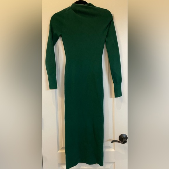 Elegant Green Dress - Picture 2 of 3